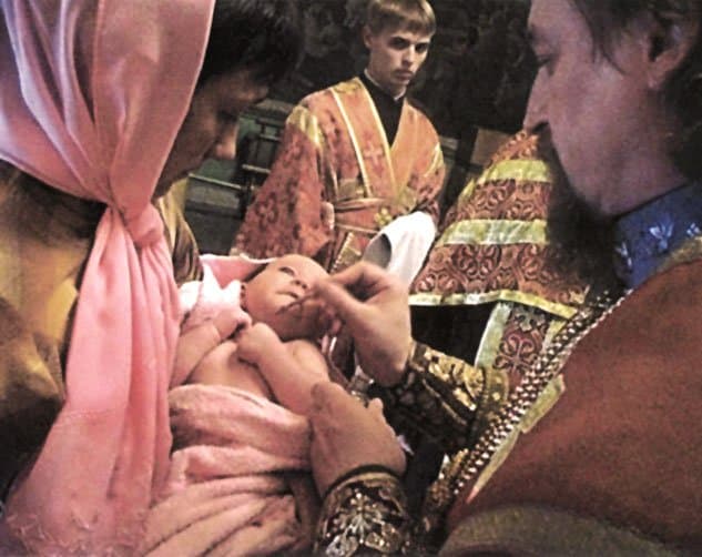 Архиепископ Белгородский и Старооскольский Иоанн миропомазует новокрещенного младенца. Фото игумена Агафангела (Белых) 