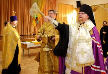 Епископ Подольский Тихон освятил московскую школу, где произошла трагедия