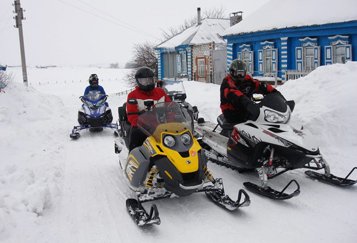 В честь новомучеников в Архангельской области проходит крестный ход на снегоходах