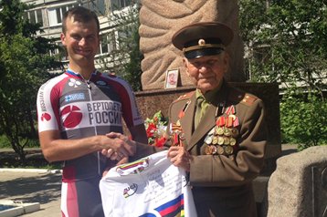 Российский велогонщик отдал свои призовые ветерану Великой Отечественной войны