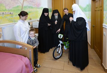 Патриарх Кирилл принял участие в благотворительном празднике «Белый цветок»