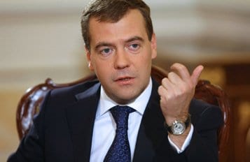 При принятии решений службы опеки должны ориентироваться на мнение ребенка, считает Дмитрий Медведев