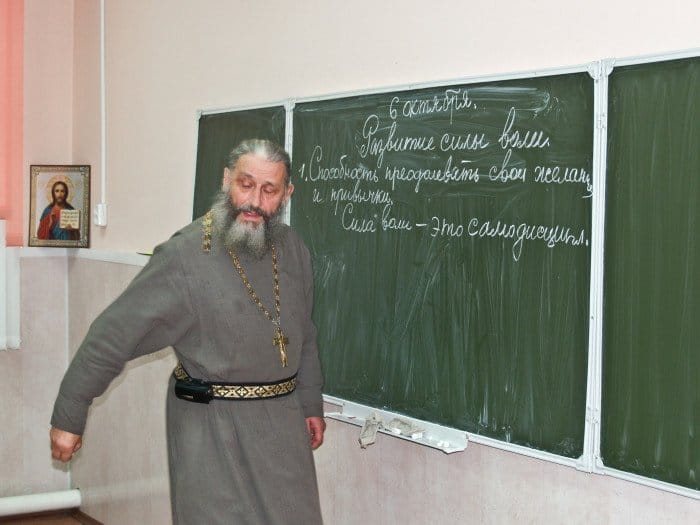 Урок Закона Божиего в шестом классе ведёт духовник гимназии, протоиерей Игорь Иудин