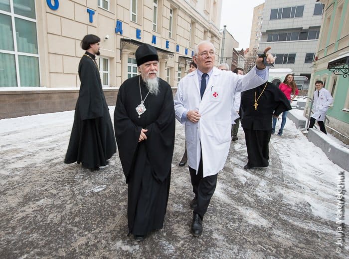 Епископ Пантелеимон и Леонид Рошаль во дворе НИИ неотложной детской хирургии и травматологии