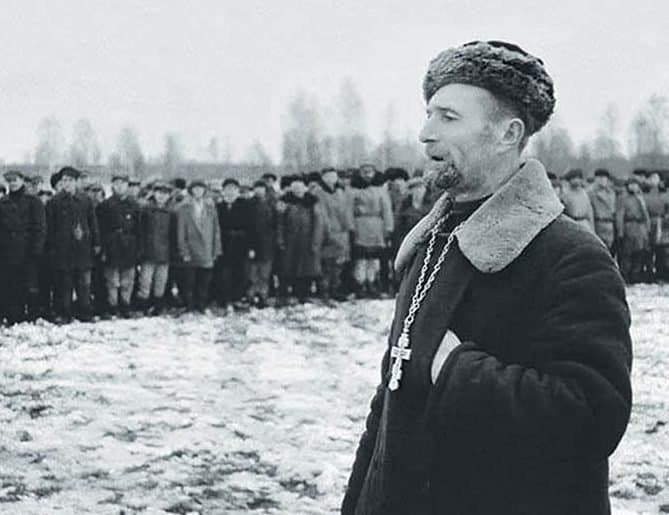 Православный священник выступает перед бойцами партизанского соединения. Ленинградская область