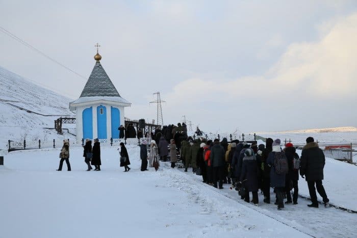 Митинг и заупокойная лития проводятся рядом с часовней Честного и Животворящего Креста Господня.