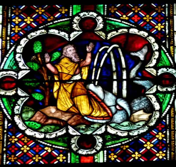 Scheibe aus dem ,,Jüngeren Bibelfenster,, im Chor des Kölner Doms, Darstellung. Jona wird vom Fisch an Land gespien, Entstehung 1891-92
