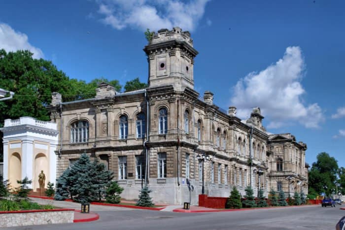 Здание бывшей Керченской женской гимназии. Постройка второй половины XIX века. Фото Alexxx Malev 