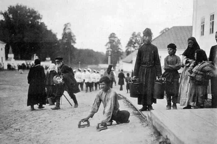 Паломники, пришедшие к монастырю в надежде исцелиться. 1903