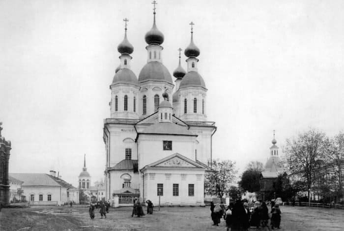  Многочисленные паломники прибывают в Саров и отсюда идут пешком в Дивеево на поклонение мощам. 1903