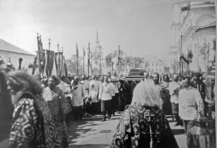  Торжественная процессия с мощами преподобного Серафима Саровского, возглавляемая императором Николаем II. 1903