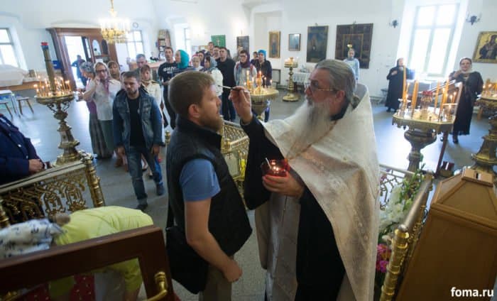 После молебна священник помазывает паломников елеем из лампадки у Креста. Фото Юлии Маковейчук