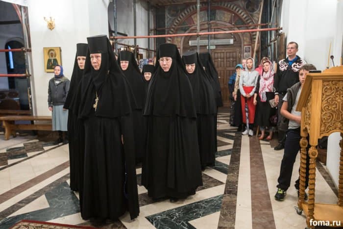 Игумения Евстолия (Афонина) с сестрами монастыря на Всенощном бдении перед елеопомазанием. Фото Юлии Маковейчук