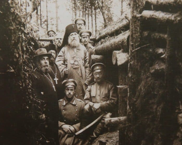 Архиепископ Тихон на фронте, в окопах 70-го Рижского полка. 1916