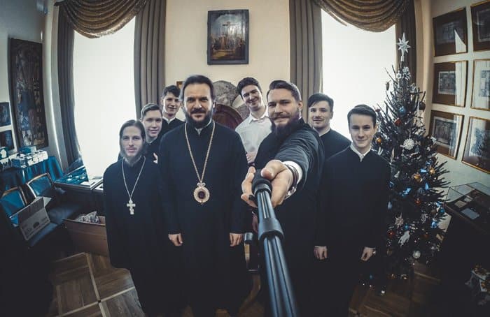 Участники флешмобов с архиепископом Амвросием, 2015 год. Фото: Константин Шнуров 