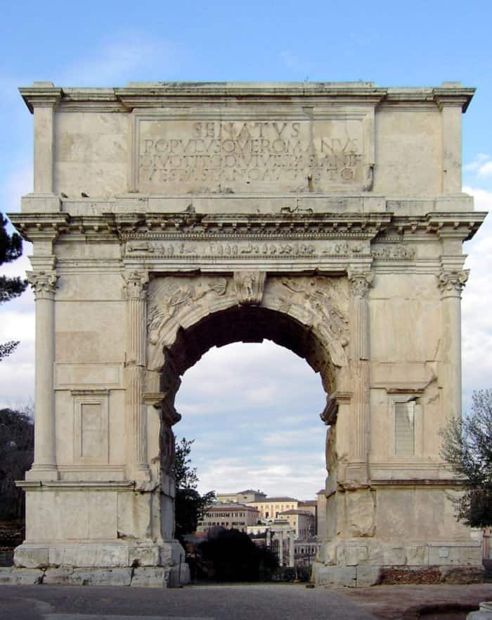 Триумфальная арка Тита в Риме_Фото Alexander Z._Wikimedia Commons_GFDL
