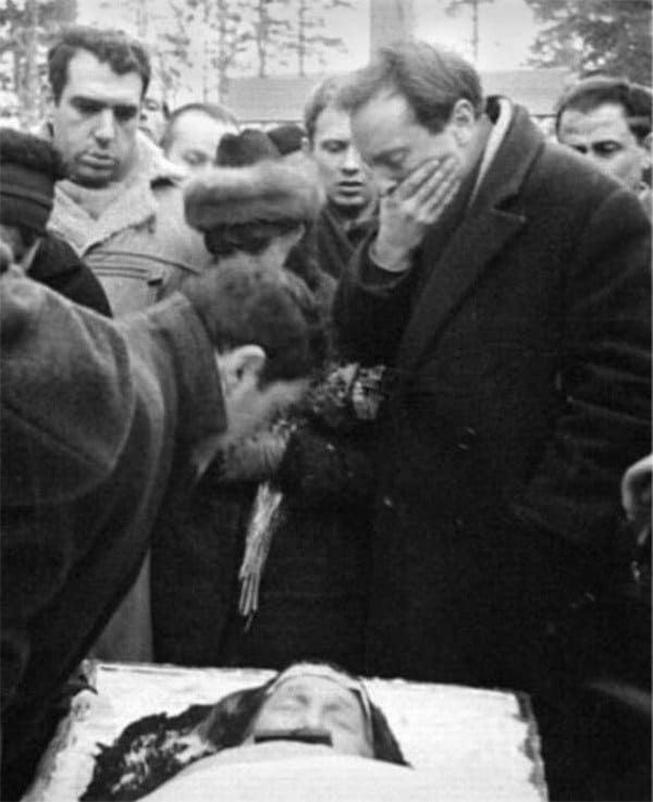 Бродский (справа) около гроба Анны Ахматовой. 1966 г.