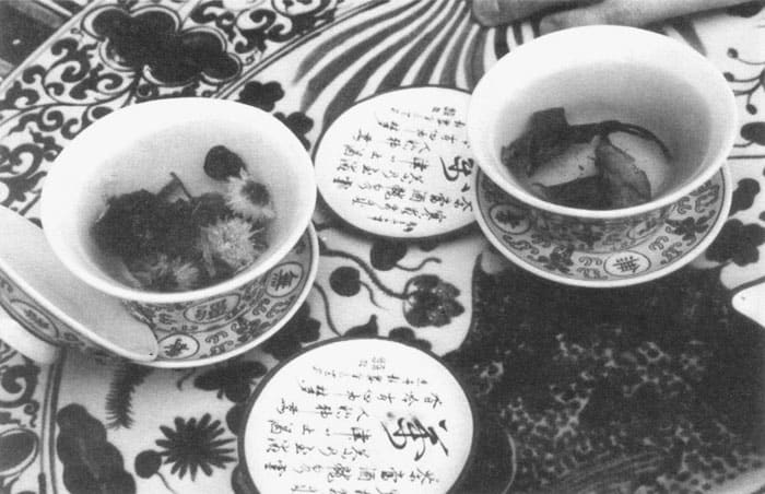 В чайном павильоне Запретного города посетителям предлагают отведать лучшие сорта китайского чая. До революции J 949 года этим могли насладиться только избранные...