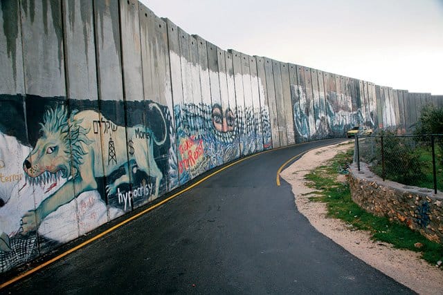 Израильские и палестинские территории разделены оборонительной стеной. С палестинской стороны ее украшают работы политически активных уличных художников и лозунги в стиле &laquo;Вифлеем &mdash; не Восточный Берлин!&raquo; Владимир Ештокин