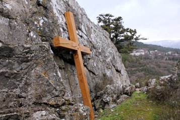 В Крыму вандалы спилили поклонный крест, установленный в память о погибших в Первой мировой войне