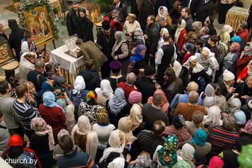 В Минске Дары волхвов верующие встречали стоя на коленях