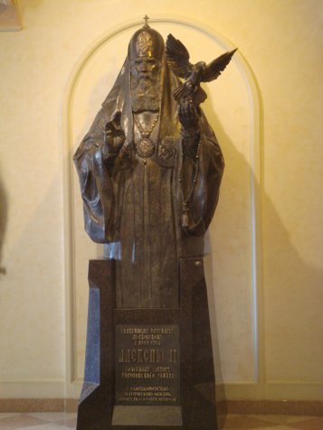 В Москве открыли первый памятник патриарху Алексию II
