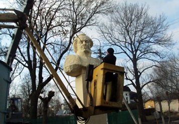 В львовских Бродах демонтировали памятник полководцу Михаилу Кутузову