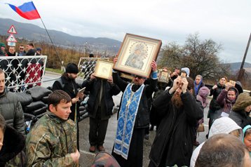 Православные Севастополя объезжают город крестным ходом и просят молитв