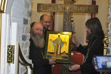 Храм Минска передал священнику-путешественнику Федору Конюхову крест, который будет доставлен на Северный полюс