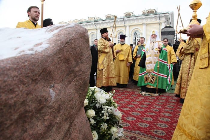Патриарх Кирилл совершил молебен на месте будущего памятника священномученику Ермогену