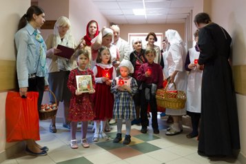 Более 23 тысяч нуждающихся поздравит с Пасхой православная служба помощи «Милосердие»