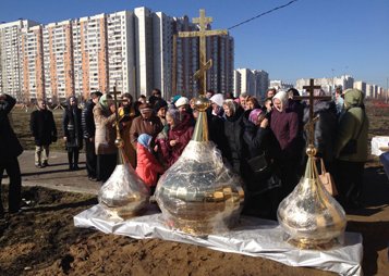 В Марьино освятили купола для строящегося храма в честь святых Петра и Февронии Муромских