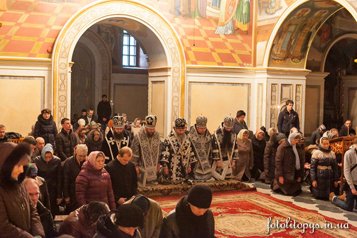Архиереи Украинской Православной Церкви коленопреклоненно помолились о мире в Украине