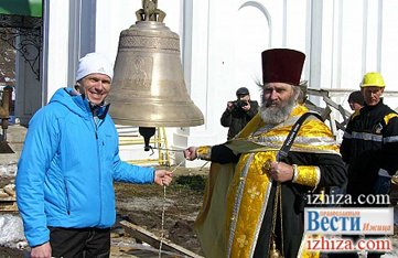 Российский биатлонист Иван Черезов приобрел 8 колоколов для сельского храма