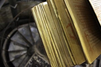 Слесарь-сантехник нашел при обследовании коммуникаций Дома Пашкова Евангелие XII века