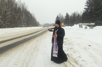 В Костромской области начали освящать опасные участки дорог