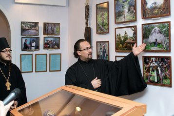 В Кременчуге открылась выставка о поездке православного священника с миссией в Папуа Новую Гвинею и Мексику