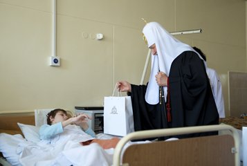 В праздник Пасхи патриарх Кирилл посетил пациентов Центра детской психоневрологии