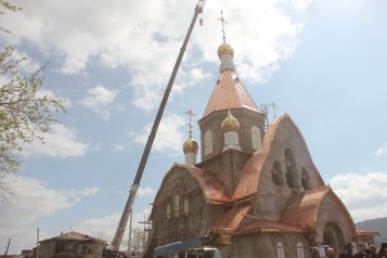 В Красноярске установили купольный крест на храм, строительство которого задержалось на сто лет
