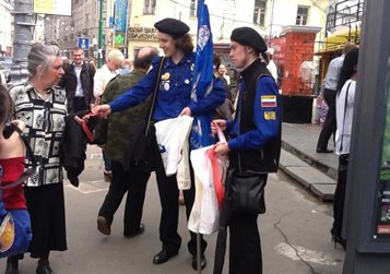 В День славянской письменности и культуры в Москве прошла акция «Серафимовская ленточка»