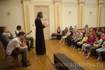 На Светлой седмице петербургские семинаристы поздравляют с Пасхой детей-сирот