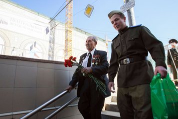 Православная молодежь столицы поздравила ветеранов с Днем Победы