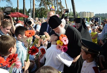 Патриарх Кирилл посетил ежегодный детский праздник в Переделкине