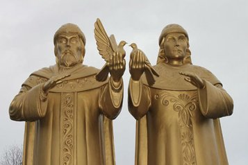 В Сыктывкаре установили памятник святым Петру и Февронии Муромским