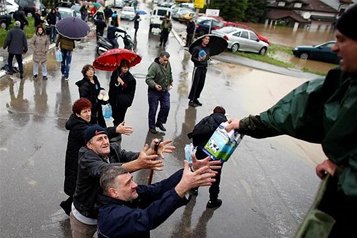В Москве собирают гуманитарную помощь для пострадавших от наводнения в Сербии