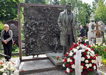 Памятник актеру Вячеславу Тихонову соединили с сюжетом «Поклонение волхвов»