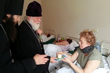 Пострадавших в автокатастрофе в Украине паломников посетил митрополит Псковский Евсевий