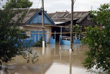 В помощь пострадавшим от наводнения свои пожертвования сделали представители власти