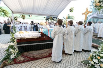 В Киево-Печерской лавре прошли отпевание и похороны митрополита Киевского Владимира
