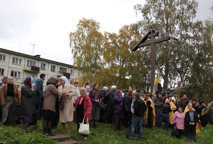 В Архангельске восстановили спиленный поклонный крест